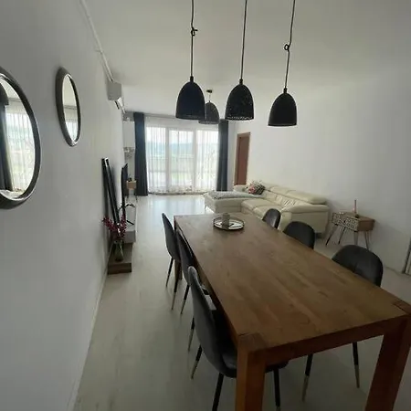 Cozy Modern In The Heart Of Nature, Outdoor Terrace, Free Parking Apartment